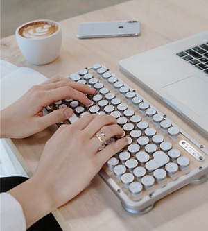 タイプライター風新感覚キーボード「エイジオ レトロ クラシック」天然