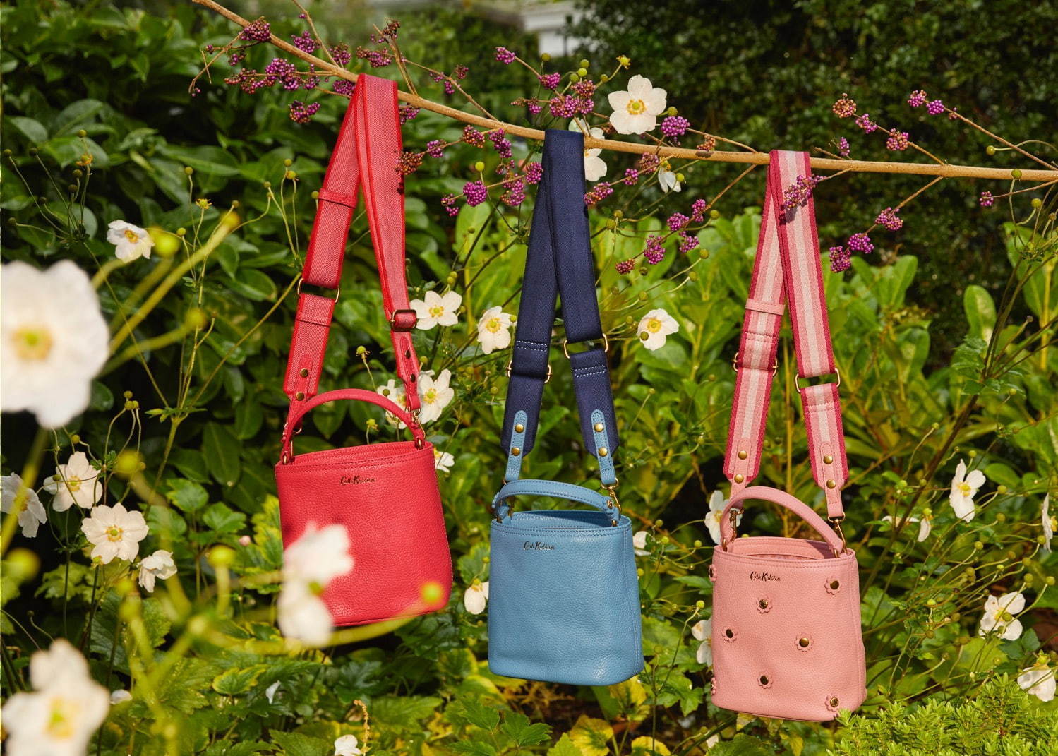 キャス キッドソンの“春色”バケットバッグ＆“カエル”モチーフのポーチ