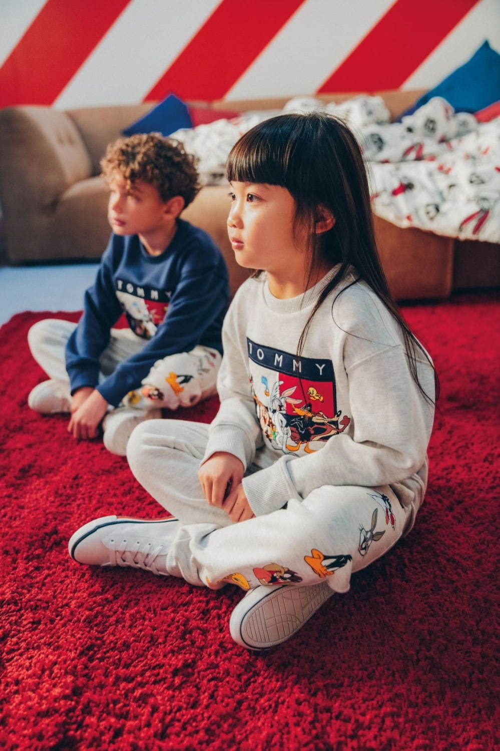 トミー ジーンズ、トゥイーティーやバッグス・バニーを配したTシャツや