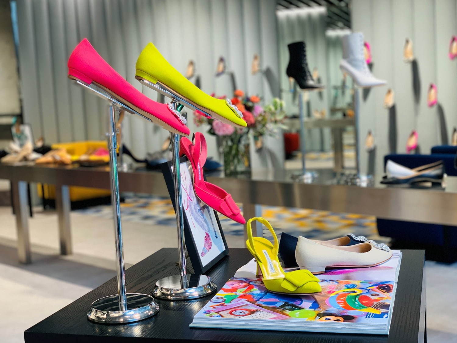 マノロ ブラニク表参道限定シューズ、鮮やかカラー×ビジューバックル