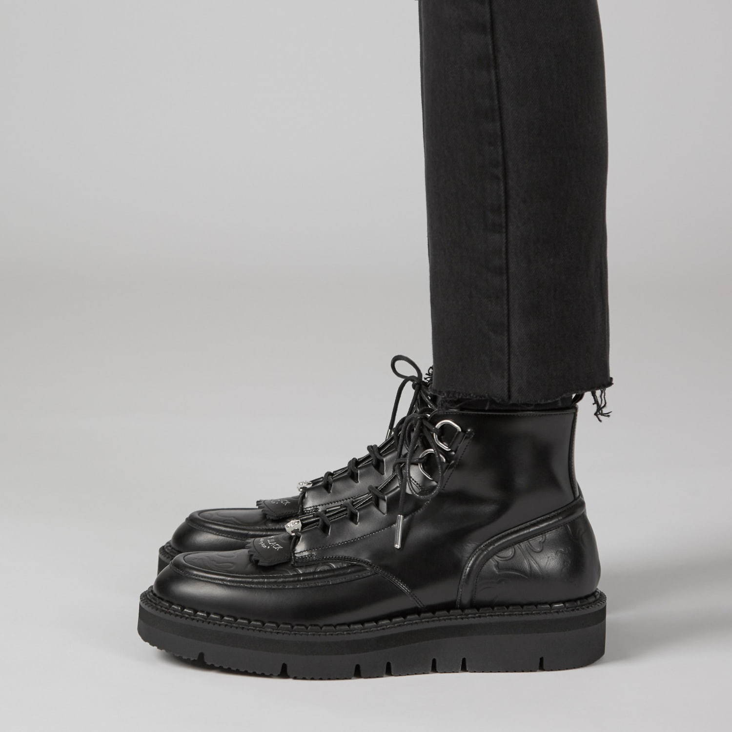 ベイプ ブラック×フット ザ コーチャーのレザーブーツ“ネオンカモ”柄を