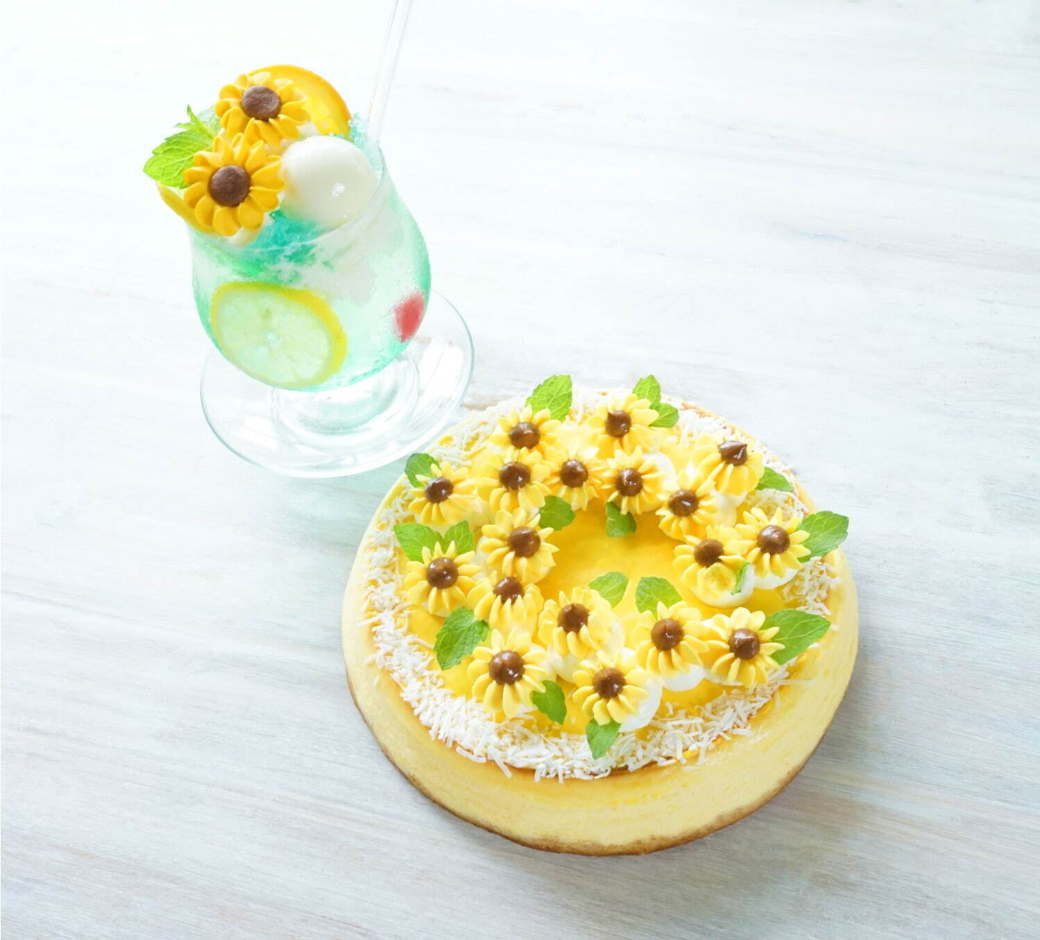 ひまわりが咲く”クリームソーダ＆チーズケーキ、サンデーブランチ