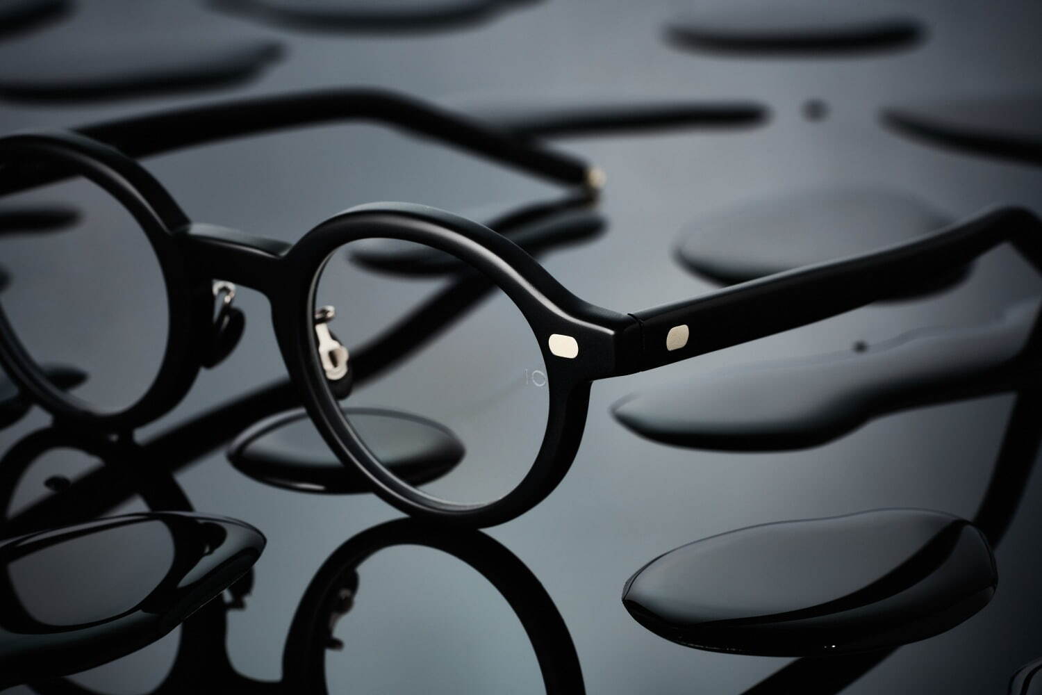 10 アイヴァン限定アイウェア“日本の墨”着想、艶消し漆黒のボリューム