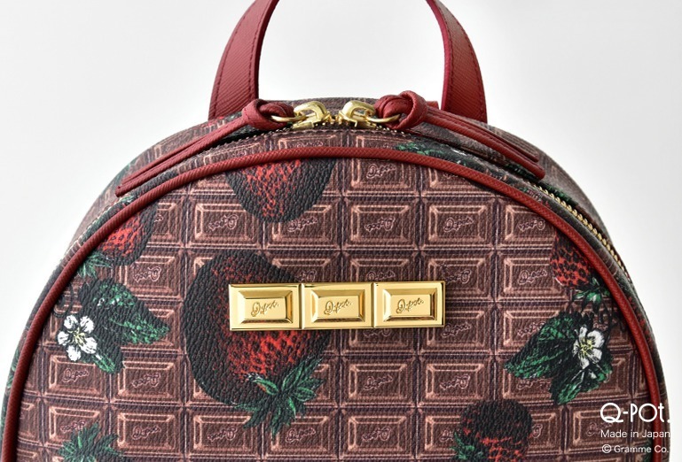 Q-pot.“チョコレート×ストロベリー”柄バックパック、ゴールドプレート