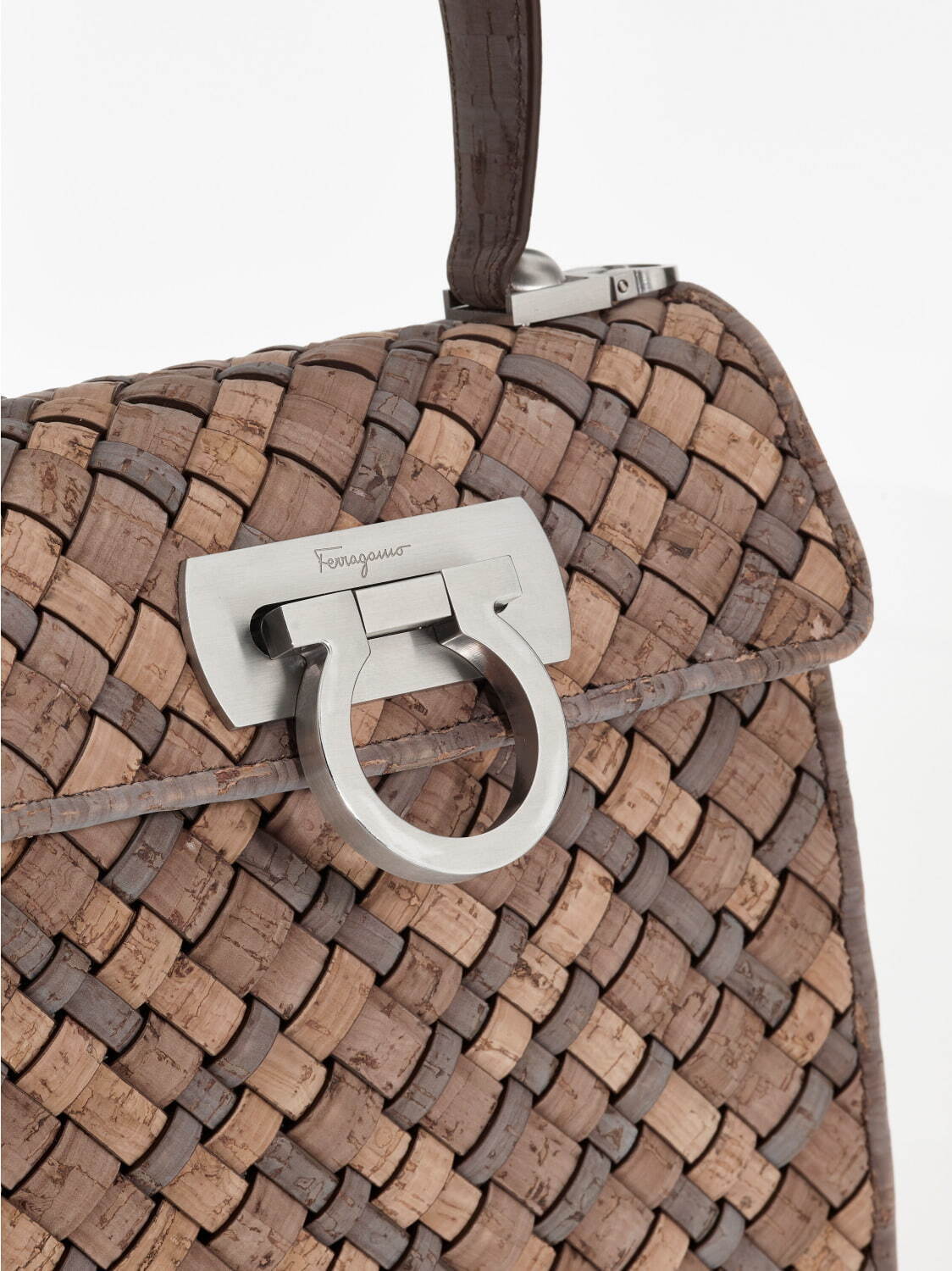 サルヴァトーレ フェラガモ、ガンチーニ輝く“コルク”の限定バッグ
