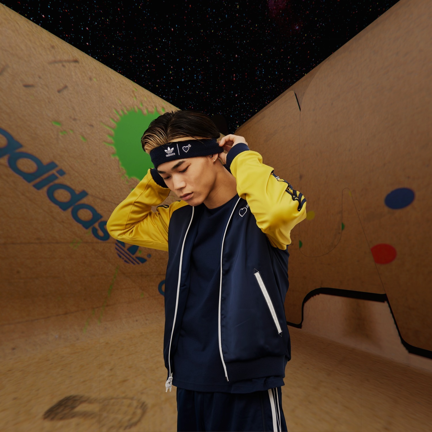 アディダス オリジナルス×ヒューマンメイド、“ハートロゴ”をプリント