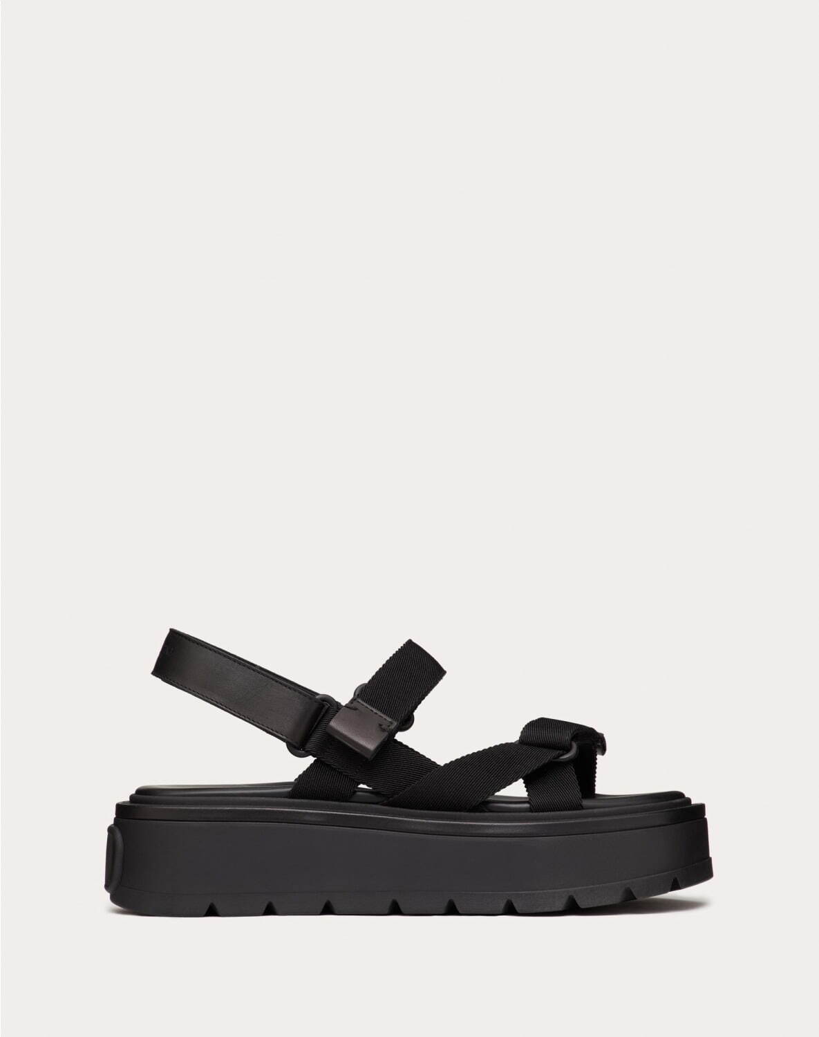 ヴァレンティノのメンズサンダル、“バラ”を象ったレザーサンダルや