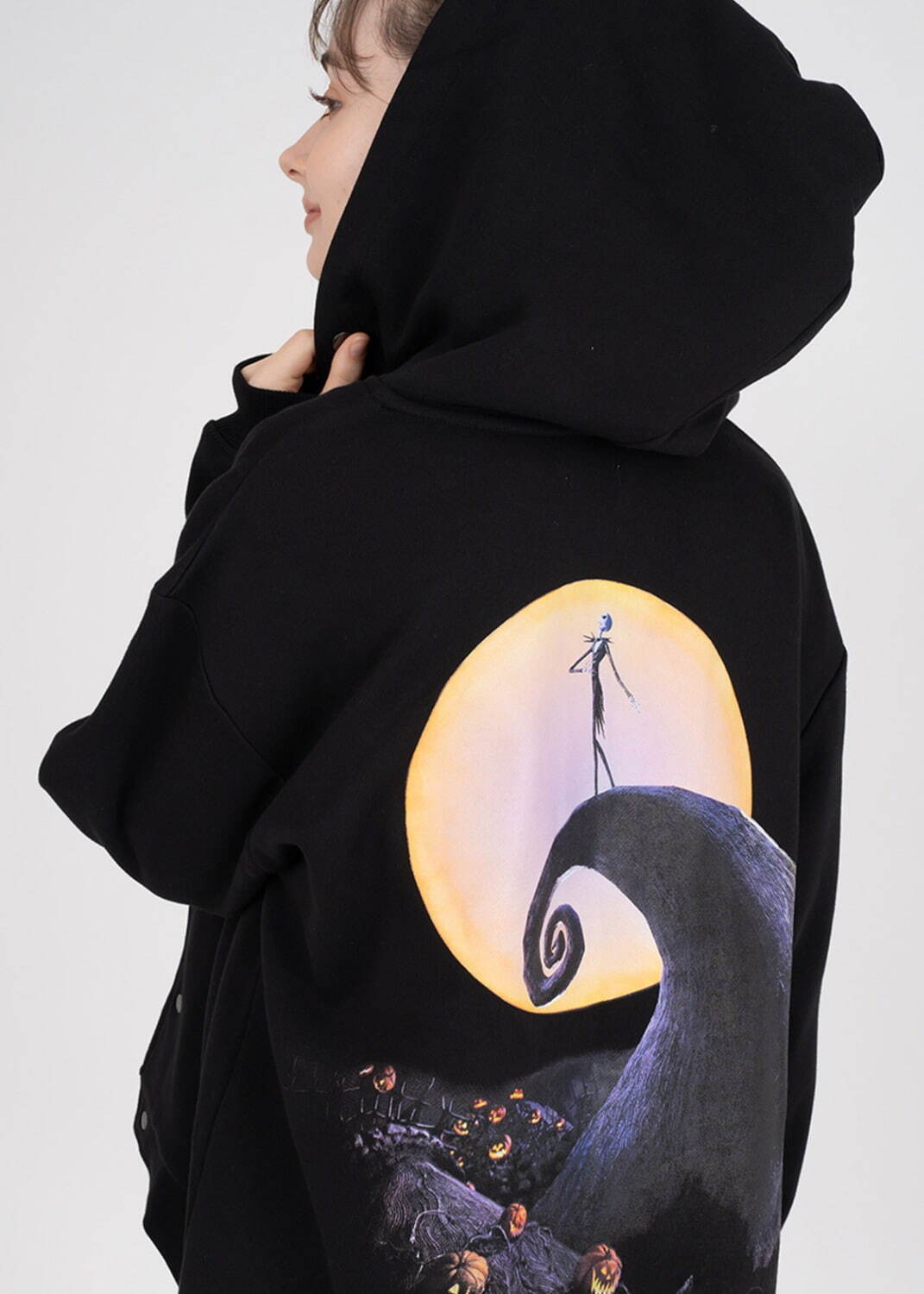 グラニフ×『ナイトメアー・ビフォア・クリスマス』満月の夜に立つ