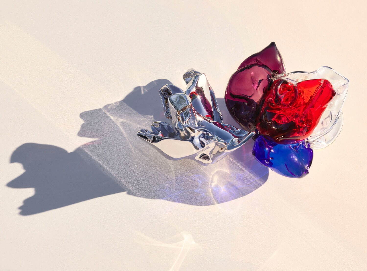 ルイ・ヴィトンの香水「シンフォニー」“花の造形”キャップをムラーノ