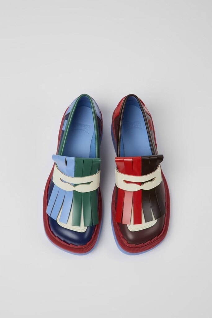 カンペール22年秋冬新作、”左右非対称”デザインのタッセルローファー