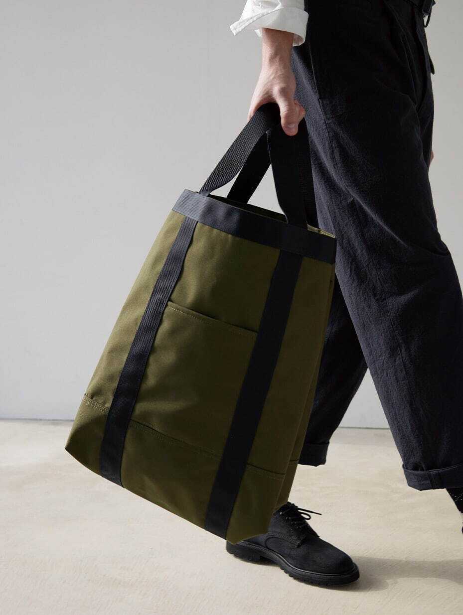 ポーター×マーガレット・ハウエルの2WAYバッグ、構築的シルエットの