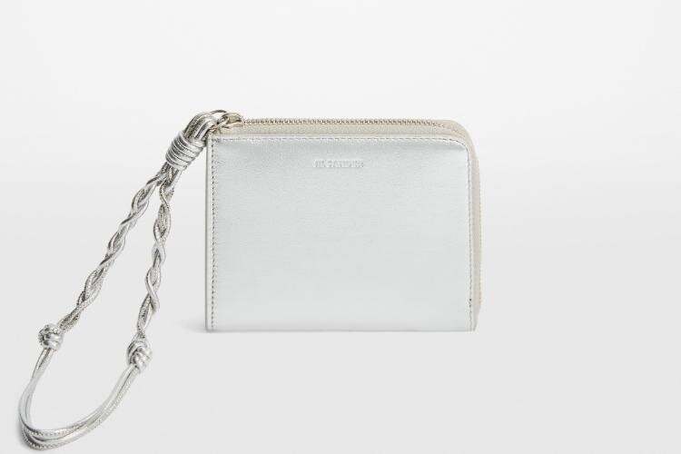 ジル サンダーのクリスマス、ゴールドに輝く「カンノーロ」リップ