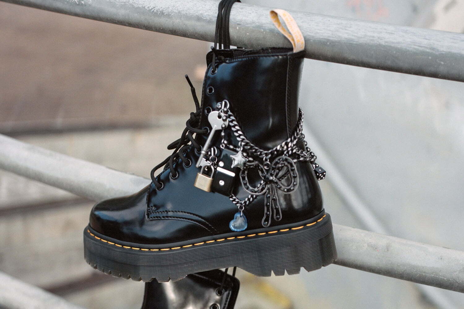 リミ フゥからドクターマーチンをカスタムした限定ボタンブーツが登場