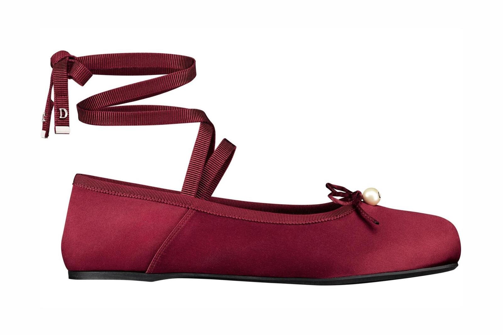 ディオール24年春夏バレエシューズ、幅広フリンジリボン＆パール付き