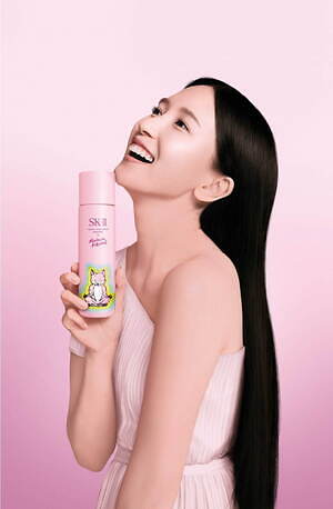 SK-II×メゾン キツネのコラボ再び、“ヨガフォックス”描いた化粧水入り