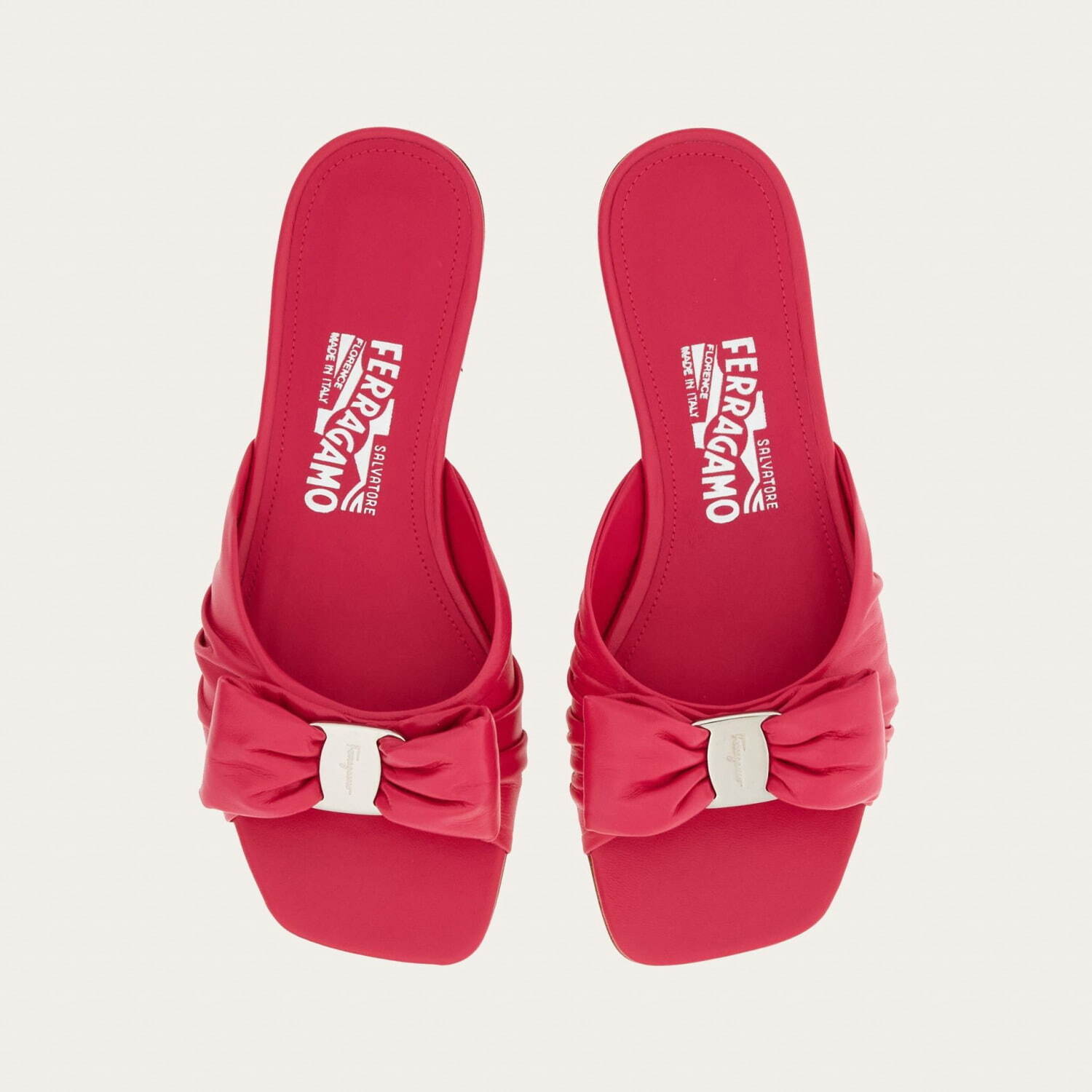 フェラガモ24年春夏新作サンダル、“リボン”モチーフのミュールやメタル