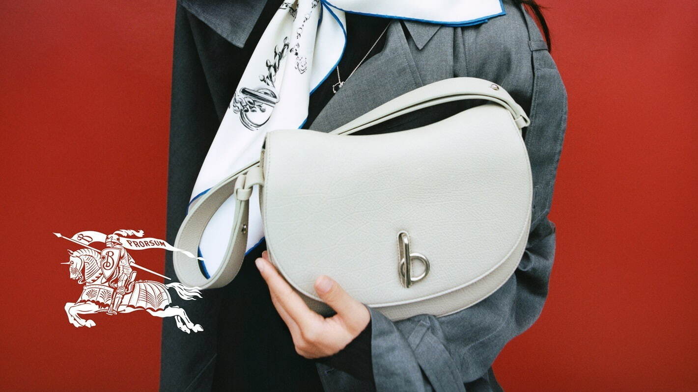 バーバリー「ロッキングホース」レザーバッグ、“揺り木馬”着想のカーブ