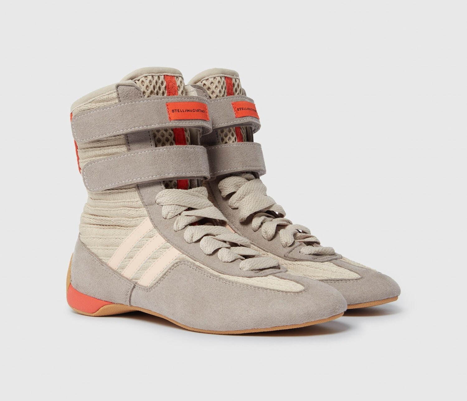 ステラ マッカートニー×アディダスのハイカットスニーカー、ベルト