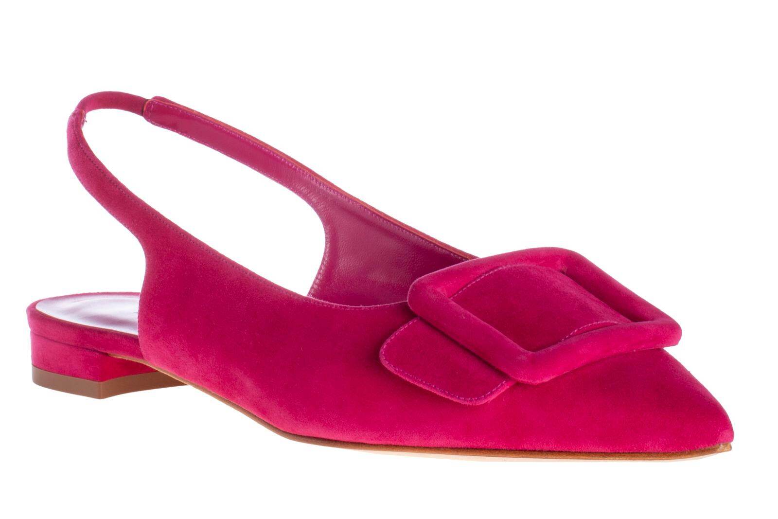 マノロ ブラニク“大胆スクエアバックル”のフラットシューズ、鮮やか