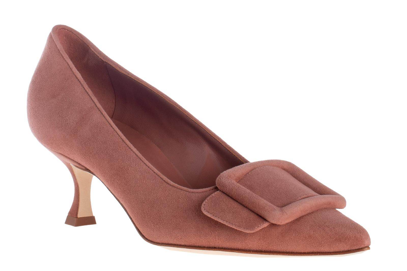 マノロ ブラニク“大胆スクエアバックル”のフラットシューズ、鮮やか