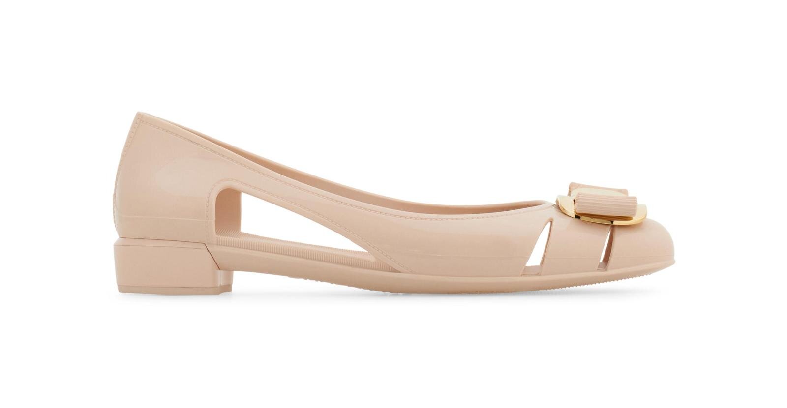 フェラガモ“ヴァラ”リボンのラフィア編みバレリーナシューズ＆フラット