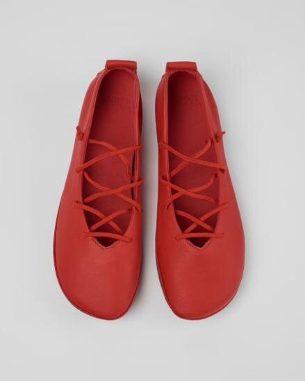 カンペール“バレエ着想”レースアップのフラットパンプス＆レザー