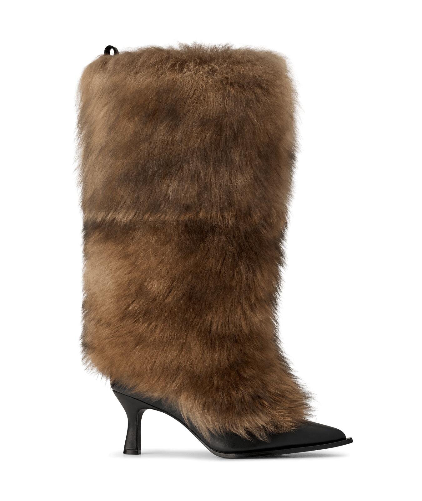 UGG×アンブッシュ”大胆ファー×ヒール”のブーツ、渋谷から着想