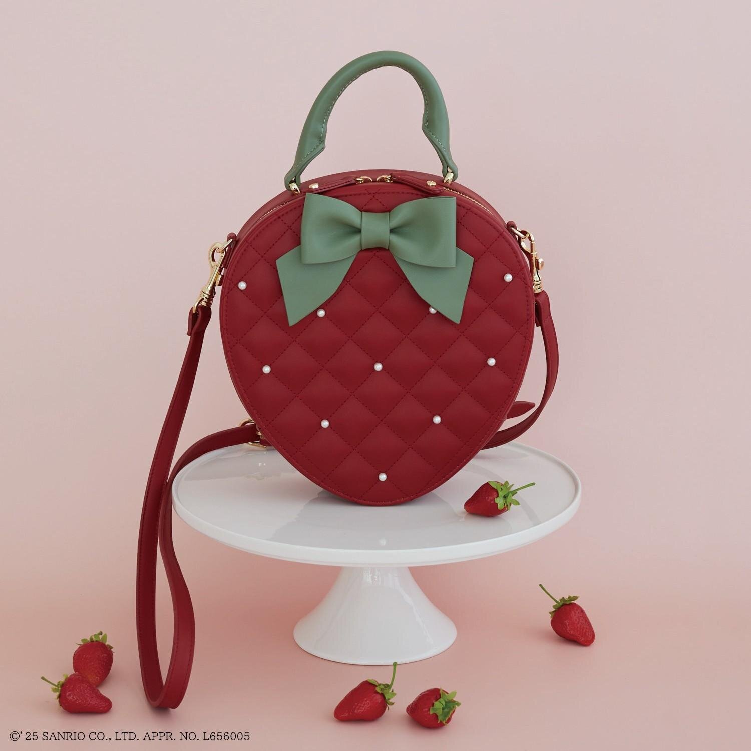 メゾン ド フルール×サンリオ「月間いちご新聞」”いちご柄衣装”の