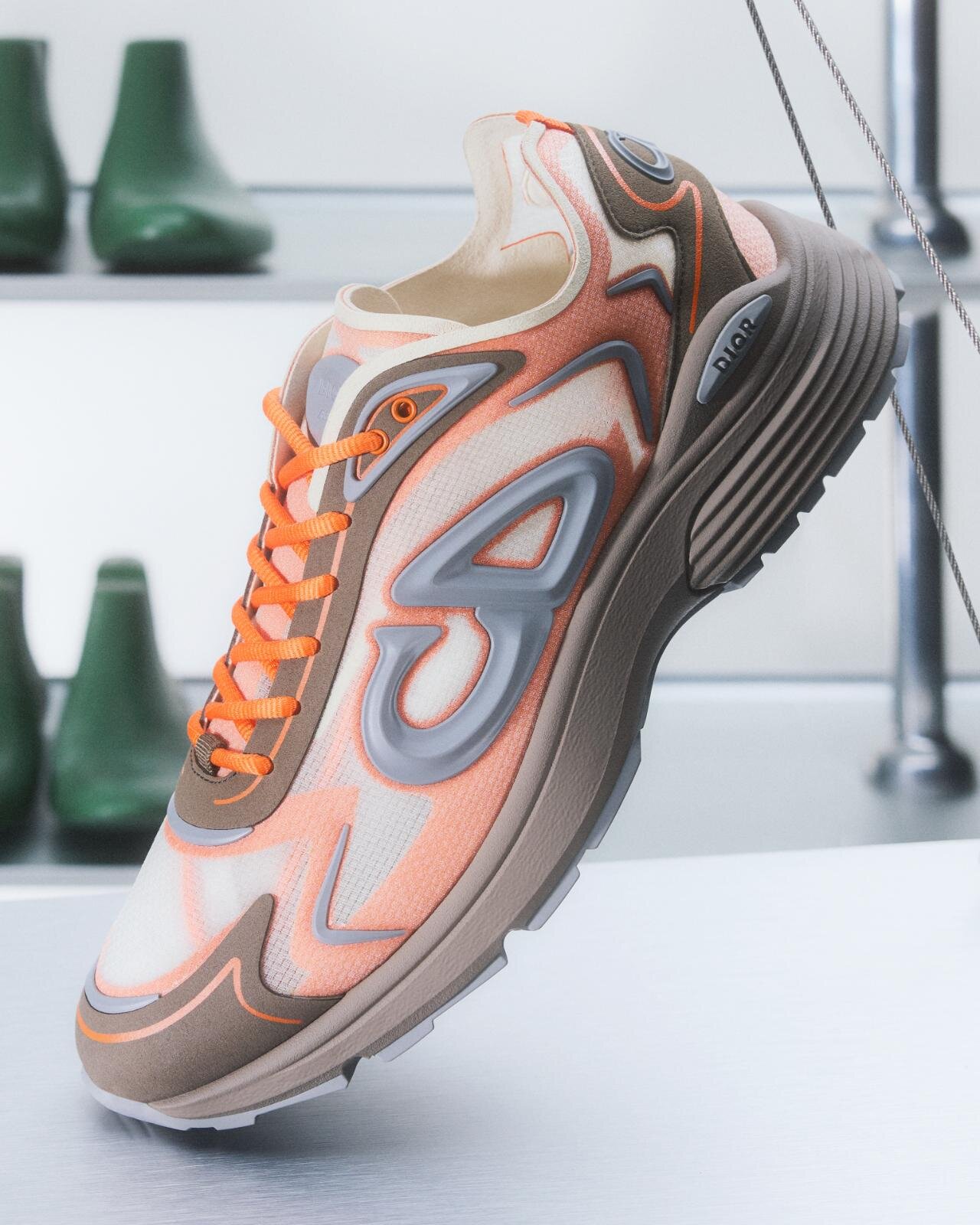 ディオール“ランニング着想”「B30」スニーカー、軽量テック素材の