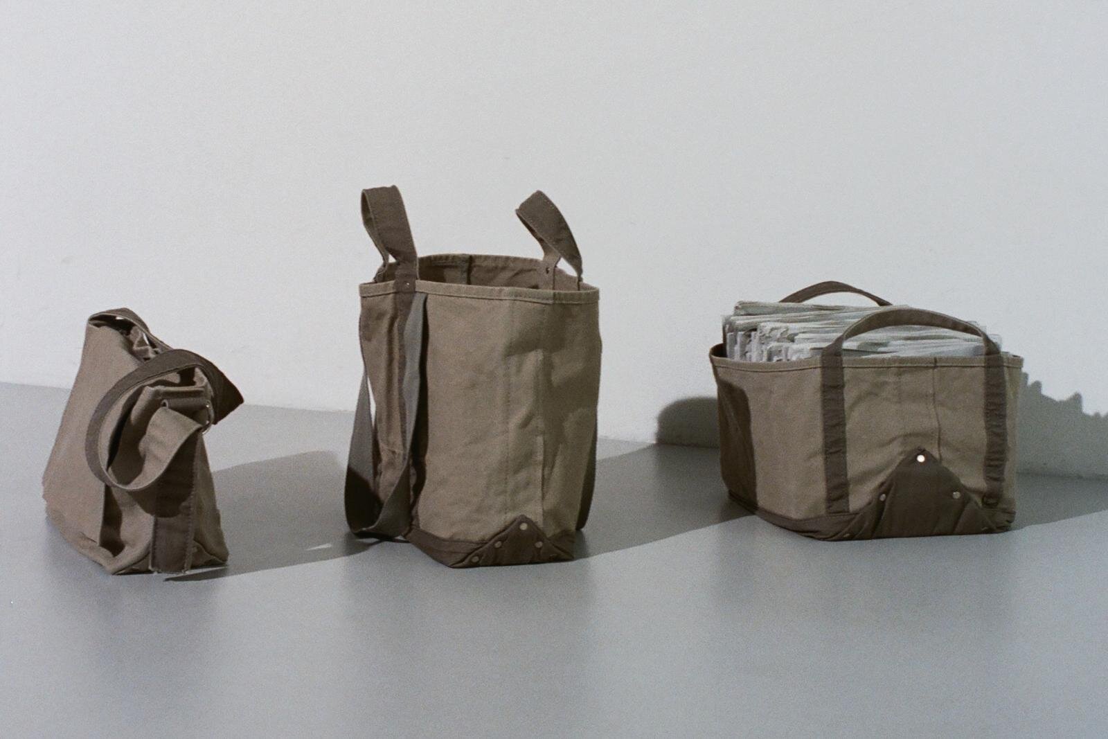 コム デ ギャルソン・オム ドゥ×ポータークラシック、ストラップに