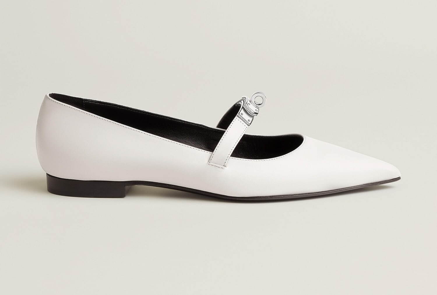 エルメスのウィメンズシューズ、「ケリー」バックル付きバレエシューズ