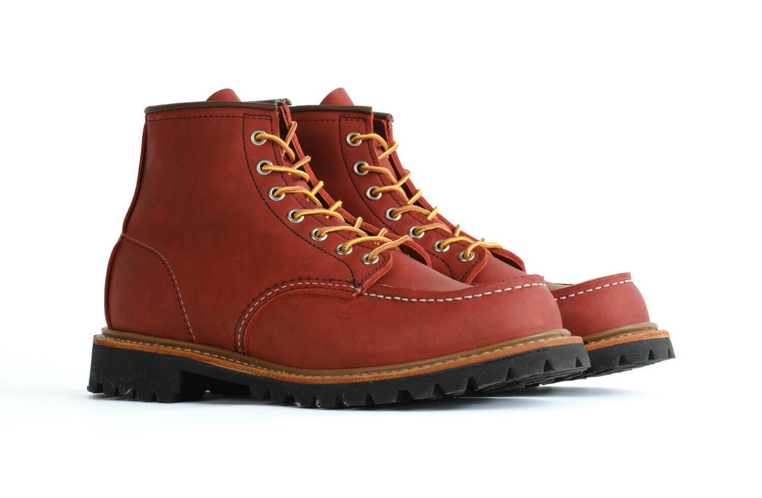 レッドウィングの防水革メンズブーツ＆黒スエードのウィメンズ