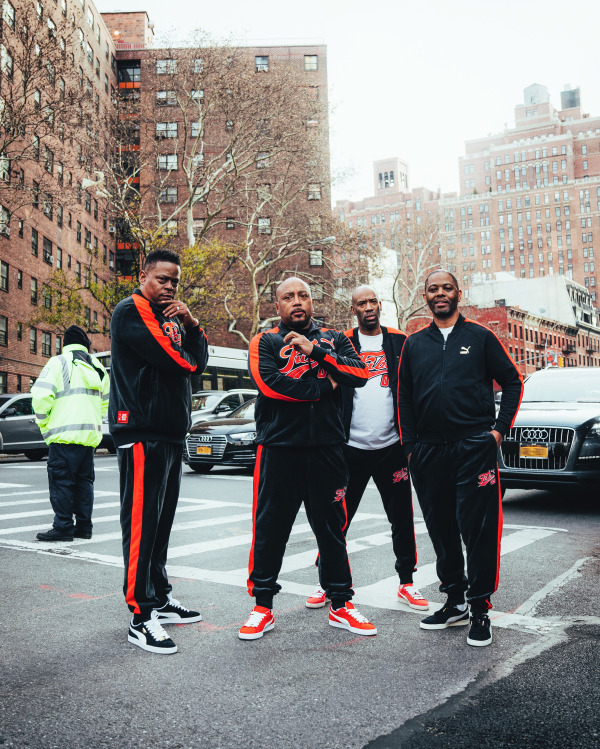 プーマのスニーカー「スウェード」×FUBUのコラボシューズ、黒のベロア