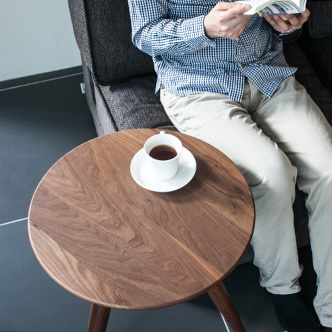 無垢材を使用した、幅広い円型天板のCOFFEEサイドテーブル | ソファ