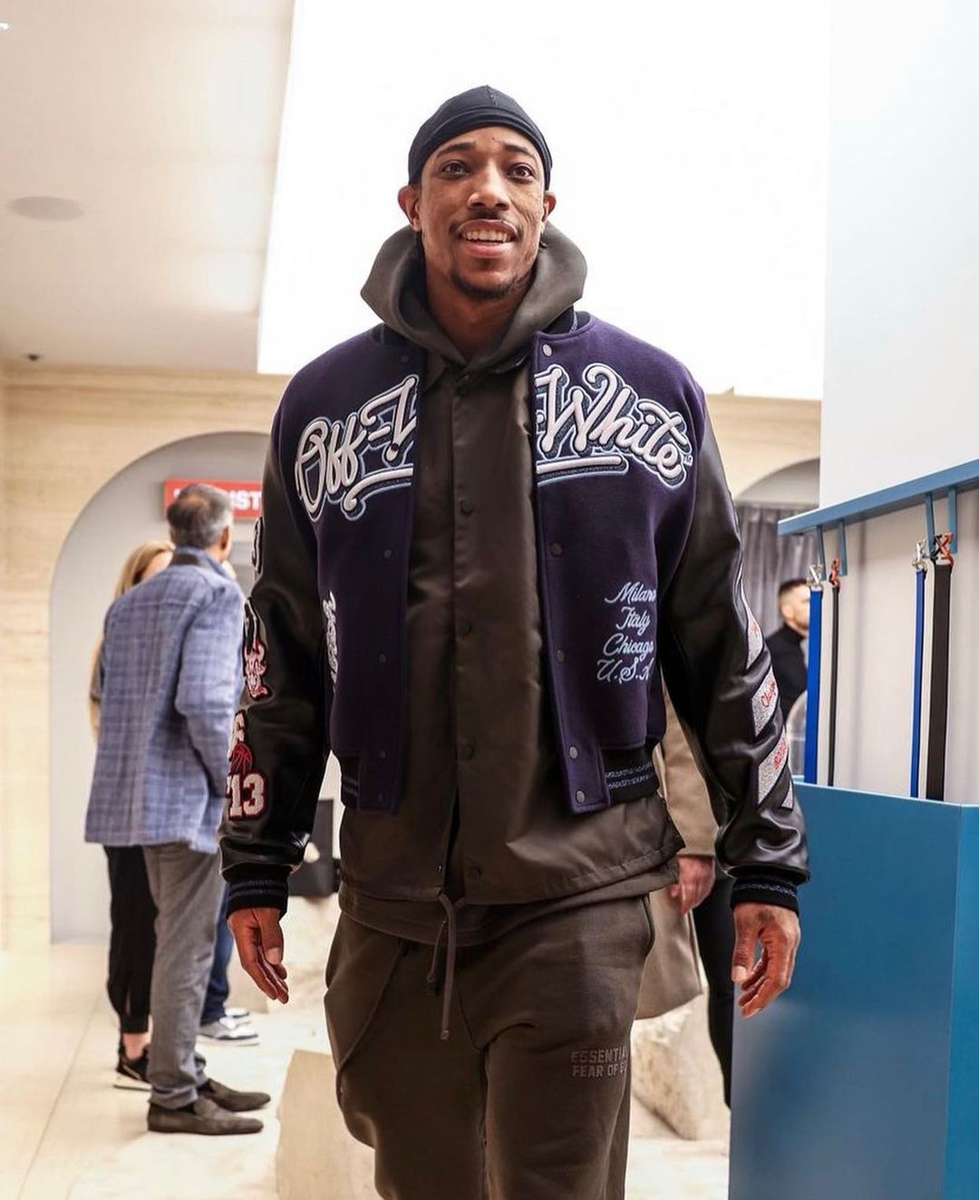 海外 2/2 発売】OFF-WHITE × Chicago Bulls “Varsity jacket” (オフ