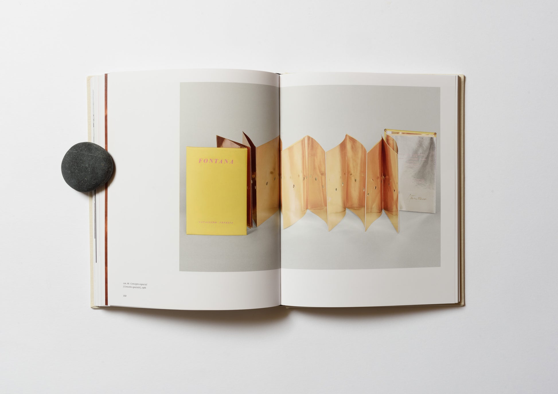 En El Umbral｜Lucio Fontana – FRAGILE BOOKS