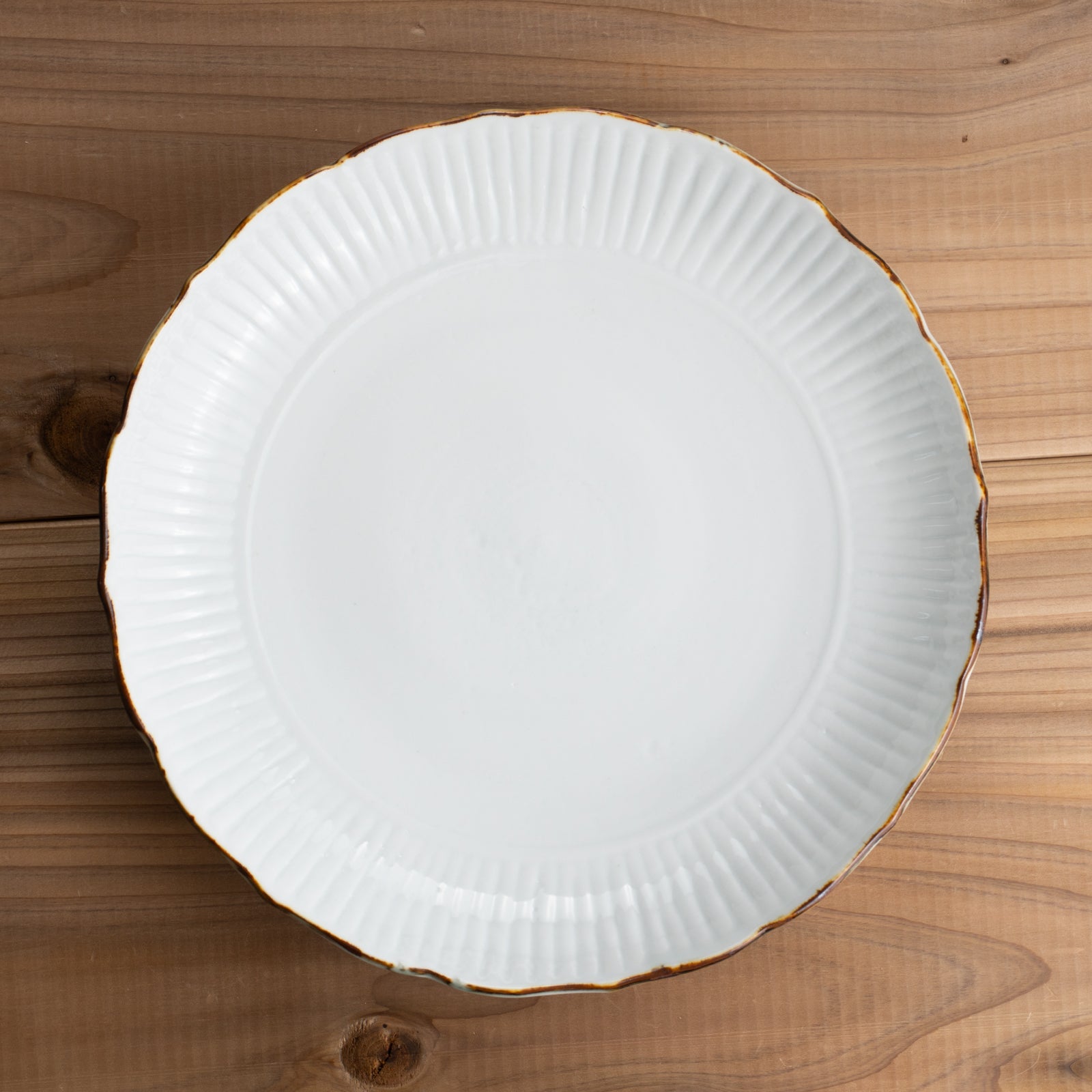 京都 清水焼】7寸リム皿 白磁陽刻 タナカ製陶｜コトポッター