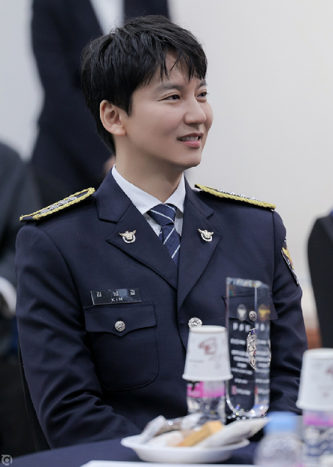 キム・ナムギル、名誉警察に委嘱…“名声に相応しい人になる” - 韓国