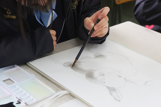 授業レポート【1年 アスリートコース】美術：ウサギの水墨画 | 神戸