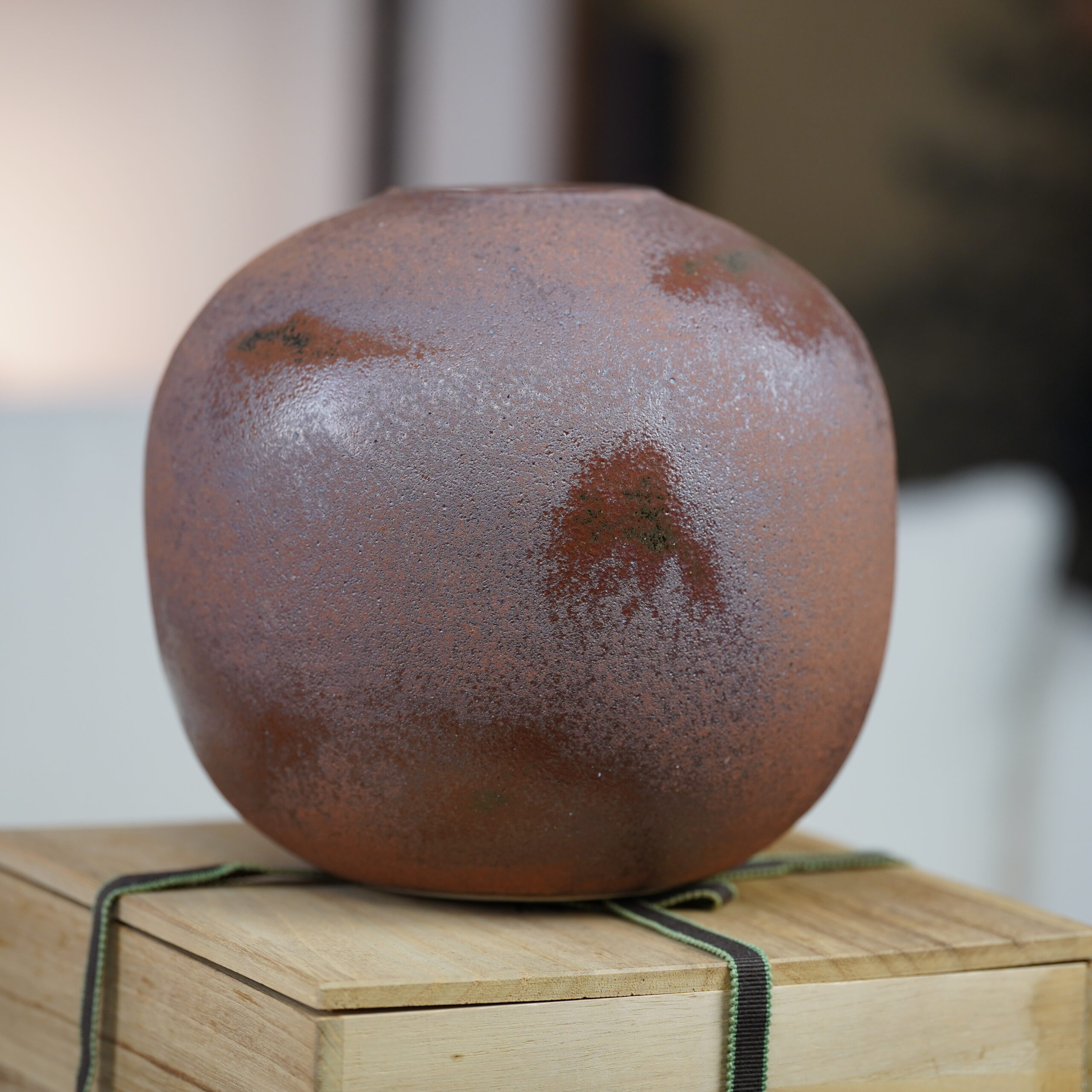 Vase boule kutani par Takashi Kitamura à décor de grues - XXe s