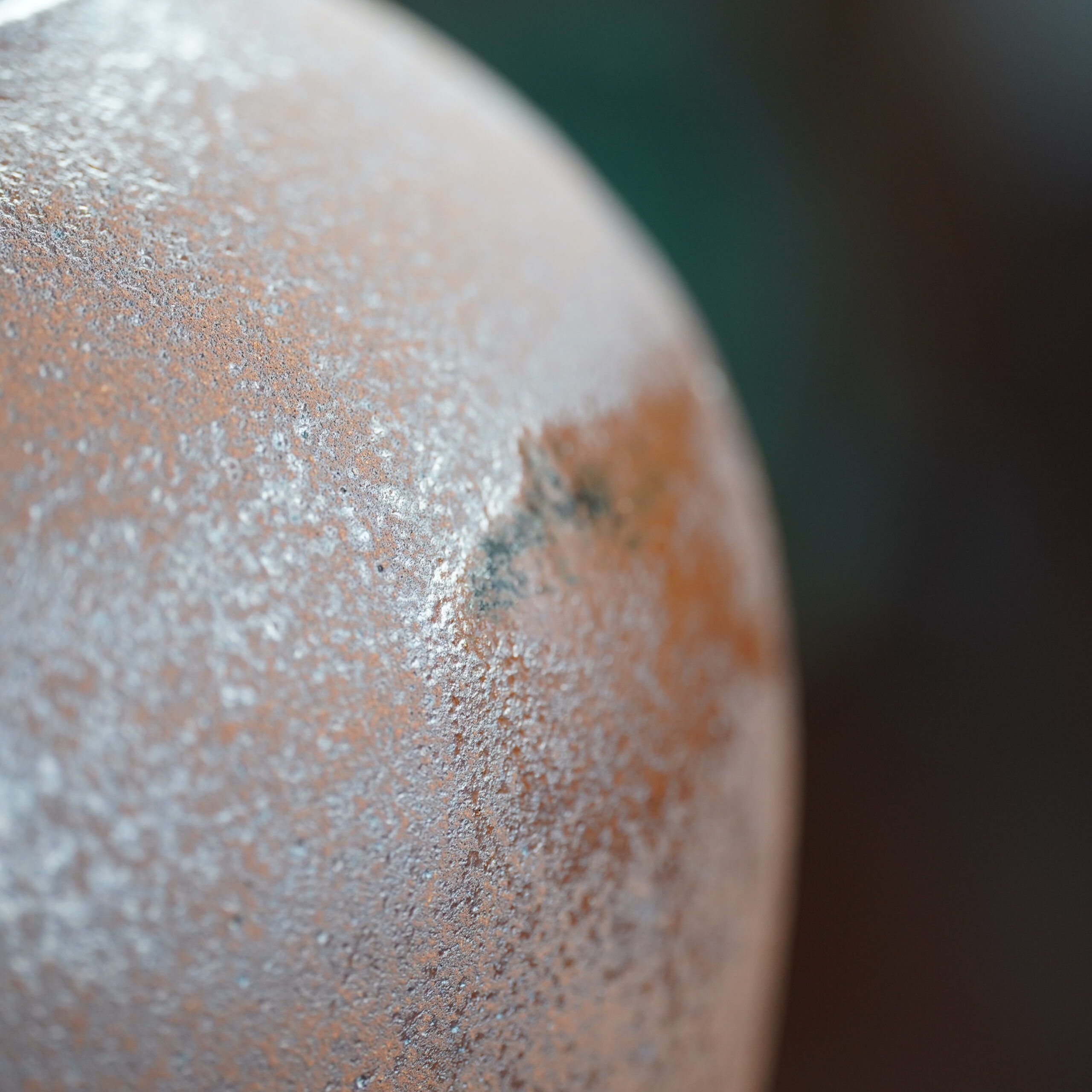 Vase boule kutani par Takashi Kitamura à décor de grues - XXe s