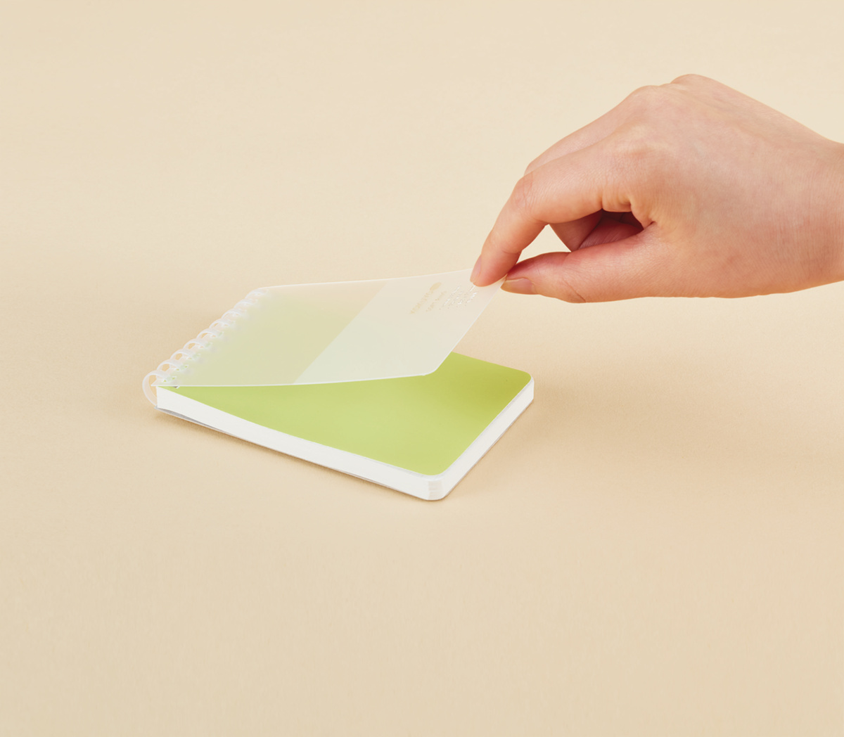 KOKUYO ME ソフトリングメモ A7 4mm方眼罫 70枚 タータンレッド｜文具