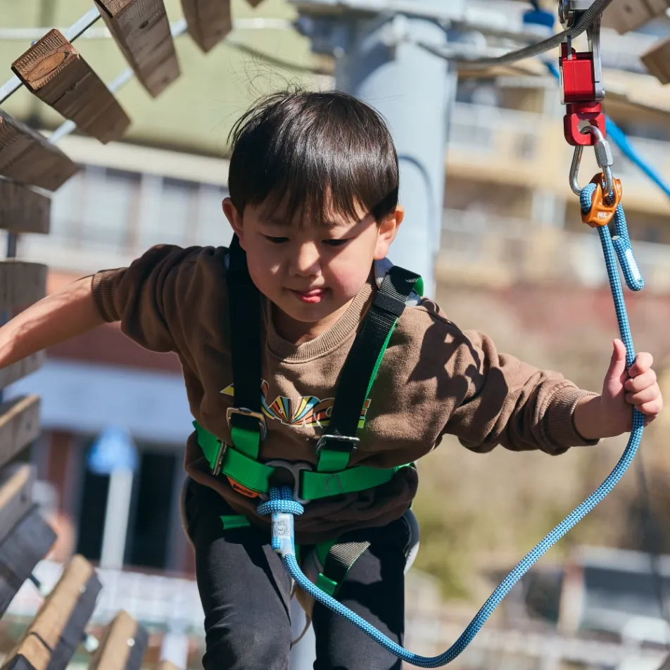 屋外アスレチック HUGTRATOPS（ハグトラトプス）｜京王あそびの森