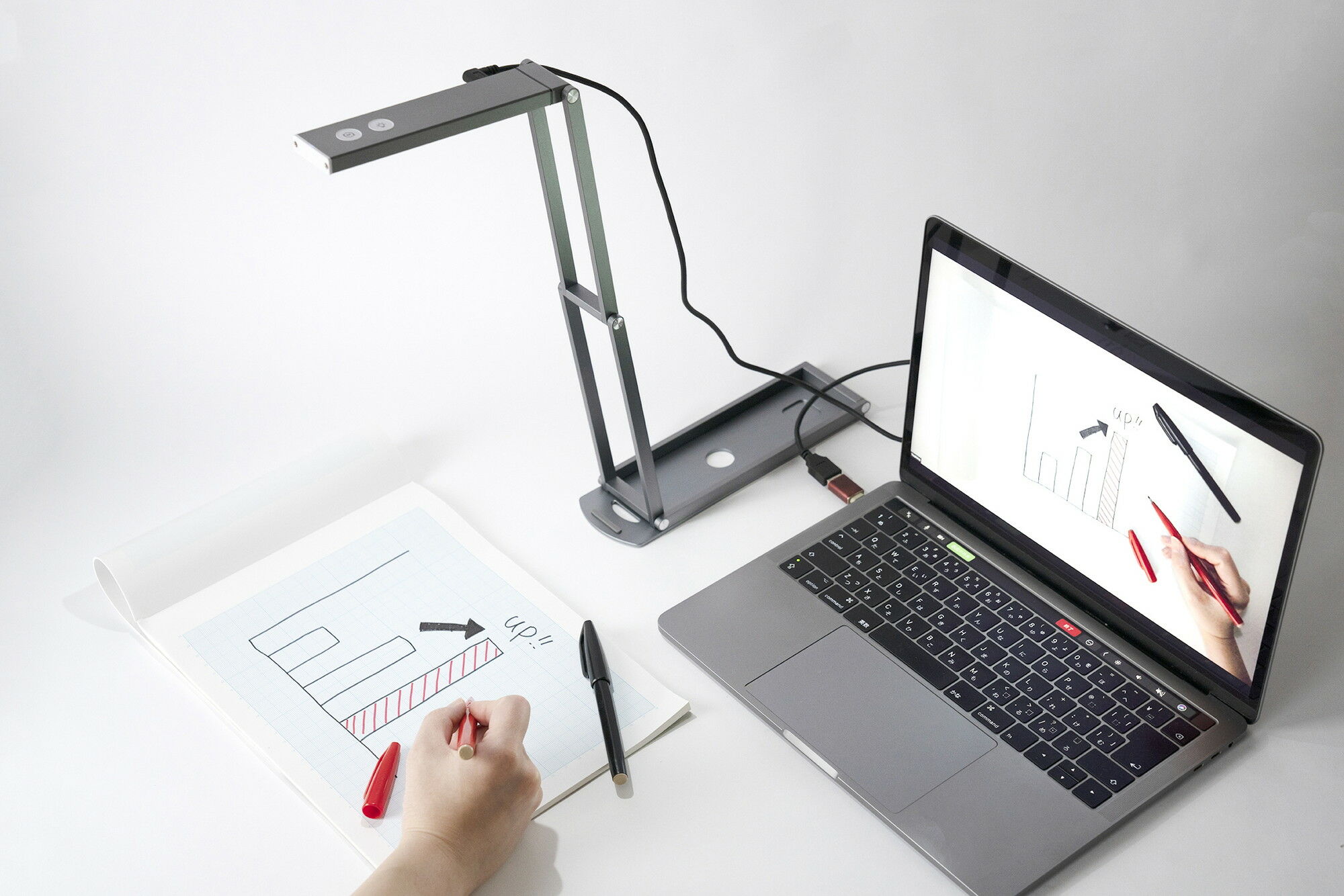 新製品】わずか1.4cmに折り畳める、アングル自在の4K画質マルチユース