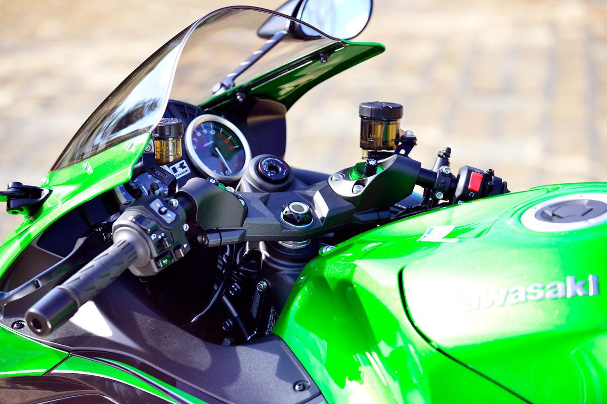 究極と評していい完成度を誇る／Ninja ZX-14R ABS(2016) | 試乗・車両