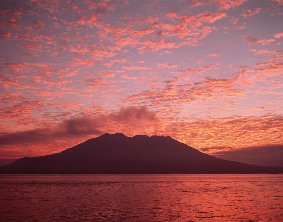 Sunrise and Sakurajima / 朝焼けと桜島 | Photo Gallery | DISCOVER