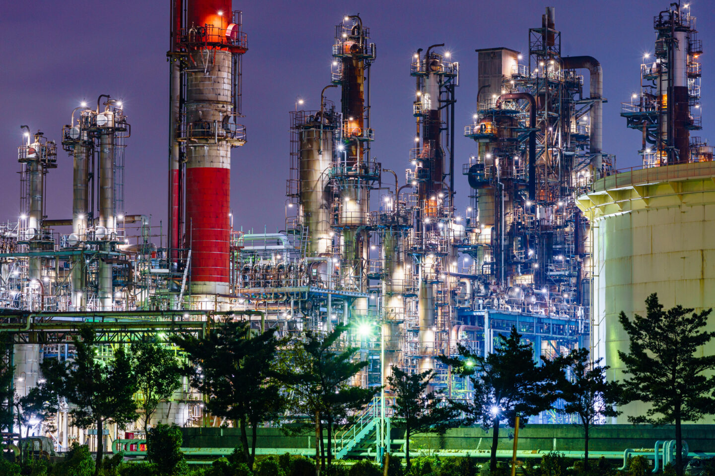 タムロン 70-180mm F/2.8 Di III VXD レビュー｜工場夜景は高解像望遠