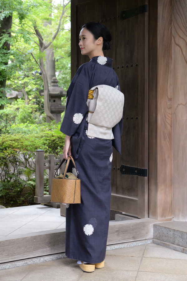 銀座【着物2624】本場結城紬 藍鉄色 雪輪文 – 銀座きもの青木