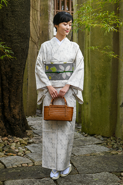 銀座【着物3447】本場白大島紬 単衣 絣幾何文 (反端 証紙付) – 銀座