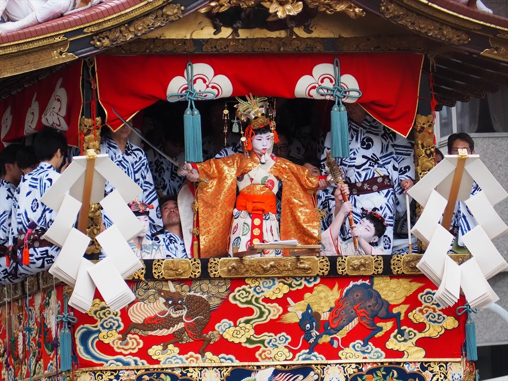 祇園祭 長刀鉾お稚児さんのしめ縄切り | 京都旅屋